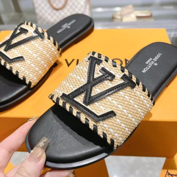 SUMMER SET: LOUIS VUITTON SAINT JACQUES BLACK 45CM & LOCK IT FLAT RAFFIA MULES BLACK