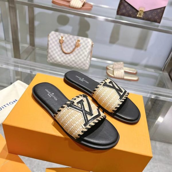 SUMMER SET: LOUIS VUITTON SAINT JACQUES BLACK 45CM & LOCK IT FLAT RAFFIA MULES BLACK