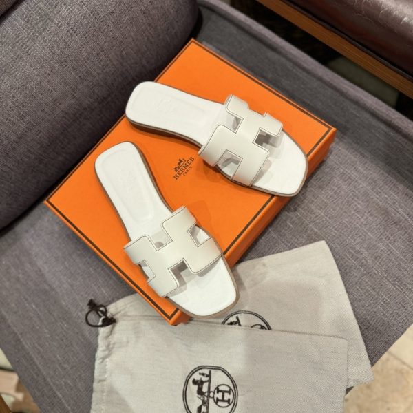 SUMMER SET: CHANEL 25 SMALL HANDBAG GRAINED AND GOLD TONE METAL WHITE 34CM & HERMES ORAN SANDAL BLANC