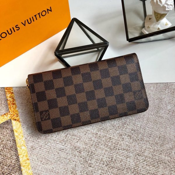 SUMMER SET: LOUIS VUITTON KEEPALL BANDOULIÈRE 55 DAMIER EBENE & ZIPPY WALLET DAMIER EBENE