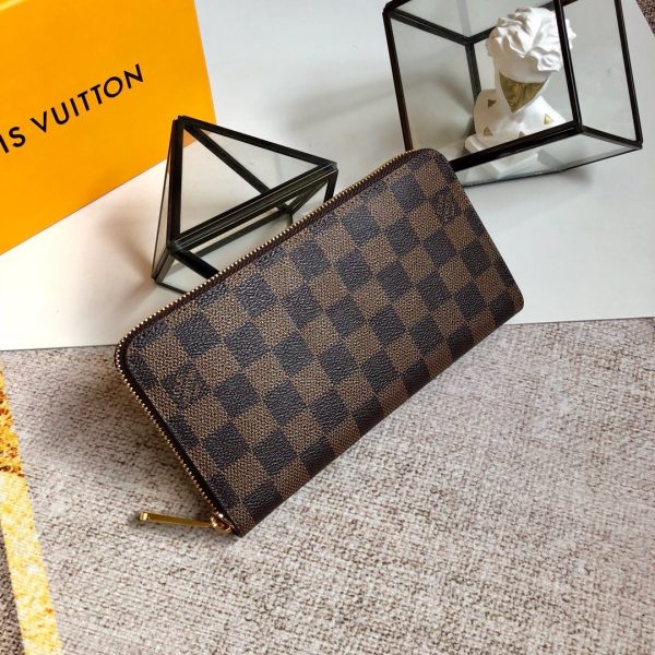 SUMMER SET: LOUIS VUITTON KEEPALL BANDOULIÈRE 55 DAMIER EBENE & ZIPPY WALLET DAMIER EBENE