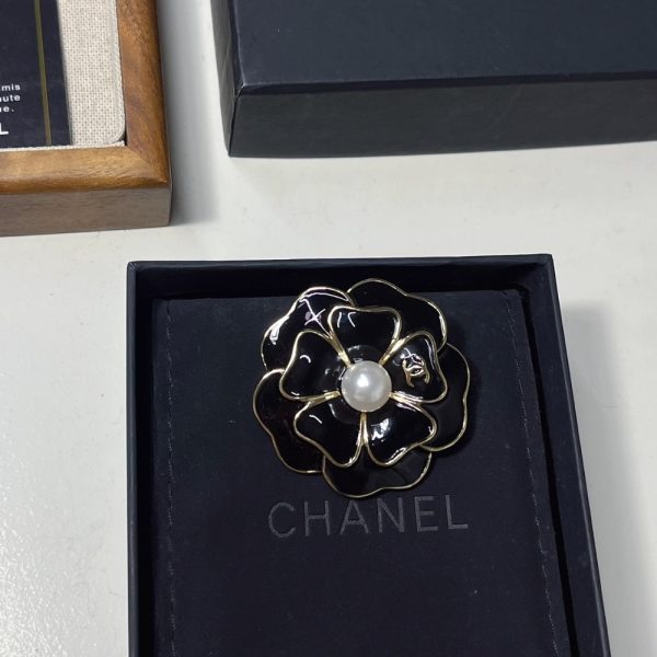 CHANEL BROOCH GOLD WITH BLACK AND PEARLY WHITE ABG238 B21624 U3367