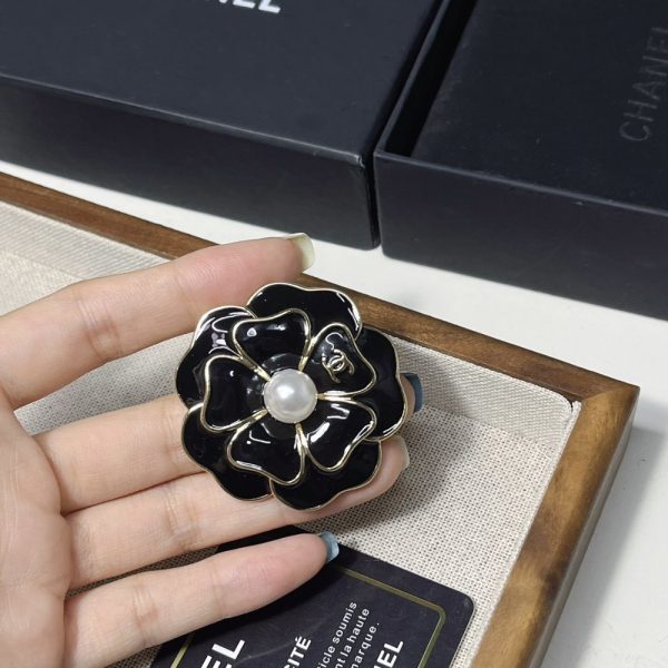 CHANEL BROOCH GOLD WITH BLACK AND PEARLY WHITE ABG238 B21624 U3367
