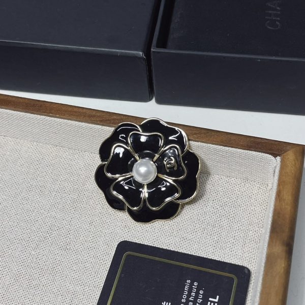 CHANEL BROOCH GOLD WITH BLACK AND PEARLY WHITE ABG238 B21624 U3367