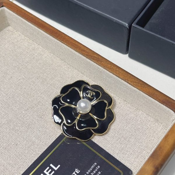CHANEL BROOCH GOLD WITH BLACK AND PEARLY WHITE ABG238 B21624 U3367
