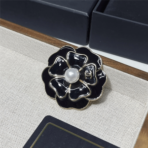 CHANEL BROOCH GOLD WITH BLACK AND PEARLY WHITE ABG238 B21624 U3367