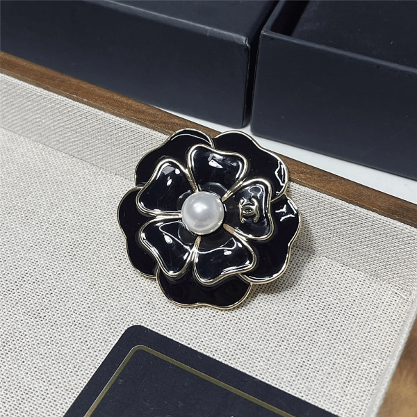 CHANEL BROOCH GOLD WITH BLACK AND PEARLY WHITE ABG238 B21624 U3367